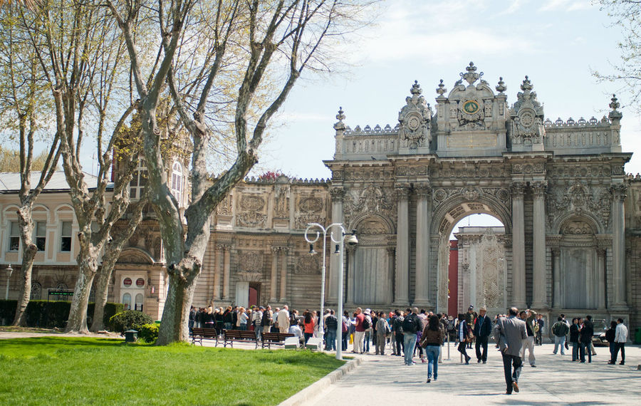 Дворец Долмабахче был построен для Абдул-Меджида I в середине XIX века, когда тот, после поездок в Европу, стал тяготиться средневековыми укладами собственной страны. Бороться с отставанием было решено начать со дворца. Дворец Долмабахче был построен для Абдул-Меджида I в середине XIX века, когда тот, после поездок в Европу, стал тяготиться средневековыми укладами собственной страны. Бороться с отставанием было решено начать со дворца.