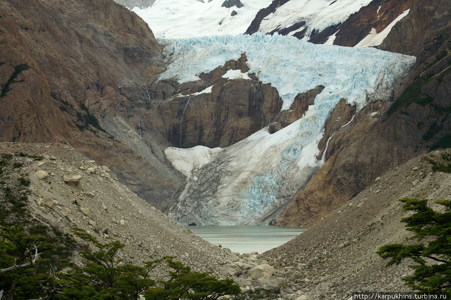 Ещё можно сходить к озеру Laguna Piedras Blancas. В которое с крутого склона стекает одноимённый ледник. Аргентина