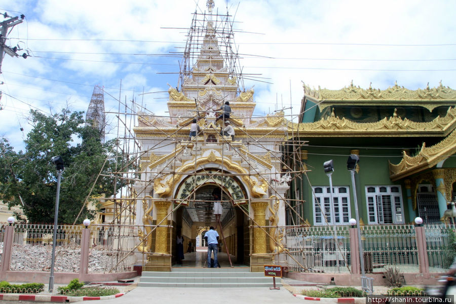 У входа в пагоду Шве Сиен Кхон в Мониве идет ремонт Монива, Мьянма