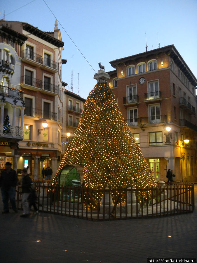 Елка. Через окошко внизу виден вертеп и работающий фонтан в цетнре. Елка. Через окошко внизу виден вертеп и работающий фонтан в цетнре.