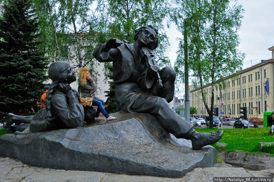 Памятник Якубу Коласу и героям его произведений, на площади Якуба Коласа Минск, Беларусь