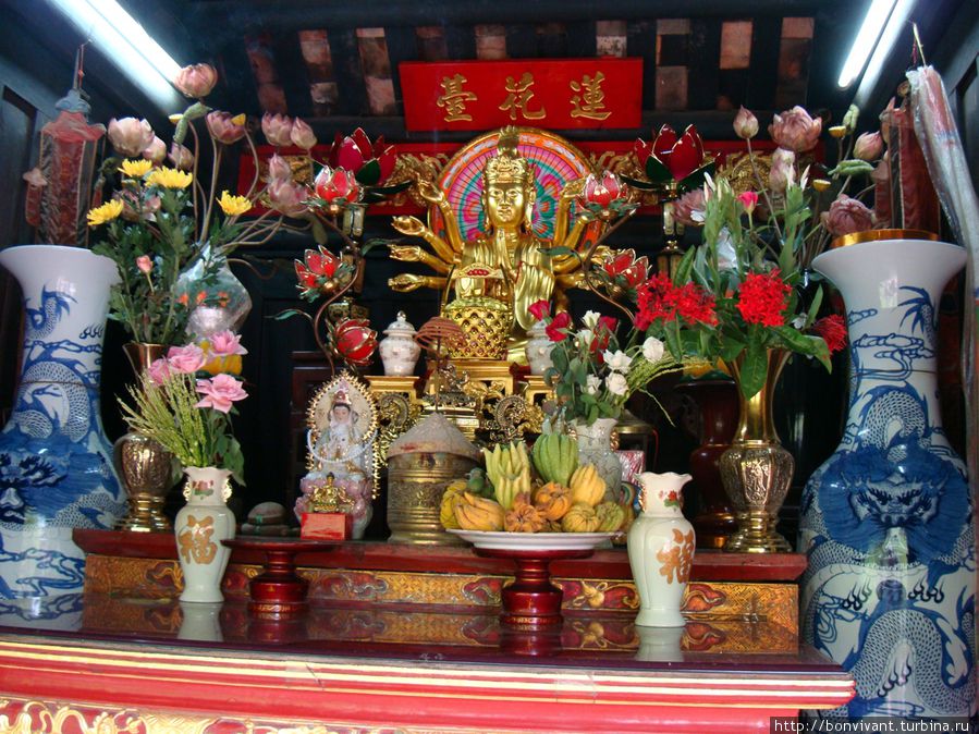 Алтарь со статуей богини милосердия Ханой, Вьетнам