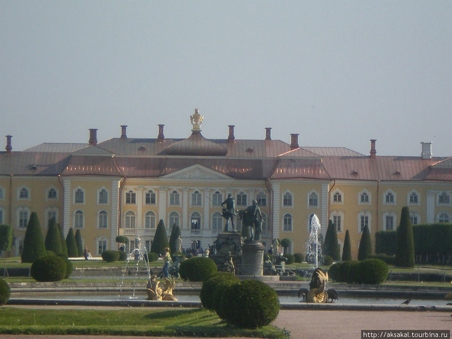 Вид на Большой дворец из Верхнего сада. Санкт-Петербург, Россия