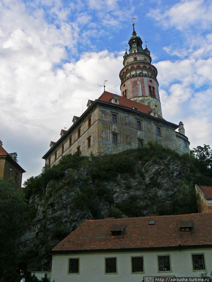 Башня замка видна из любого уголка города Чешский Крумлов, Чехия