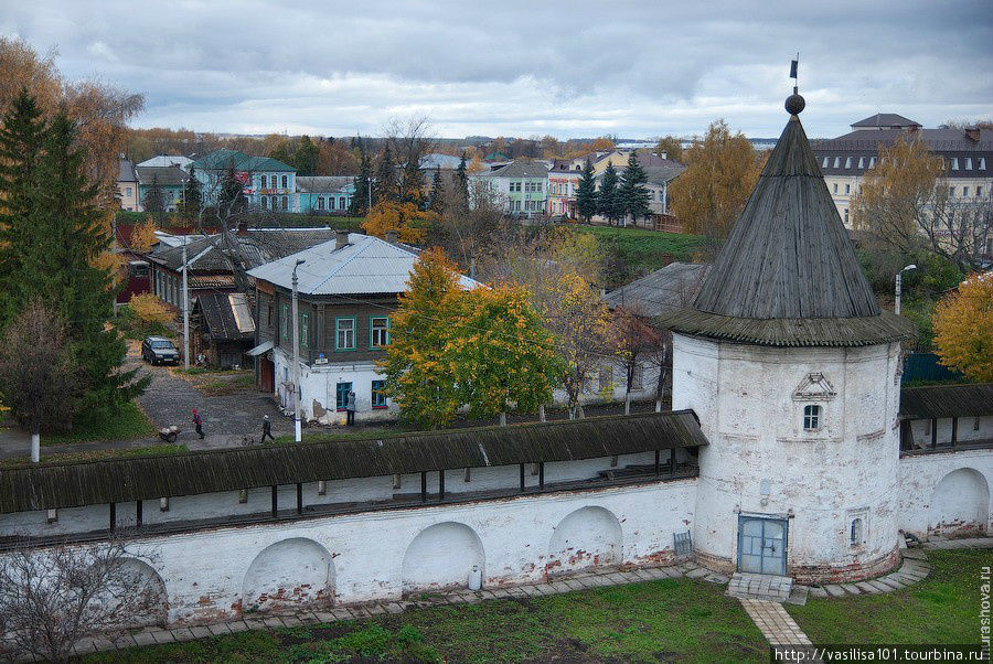Вид с колокольни на стены кремля Юрьев-Польский, Россия