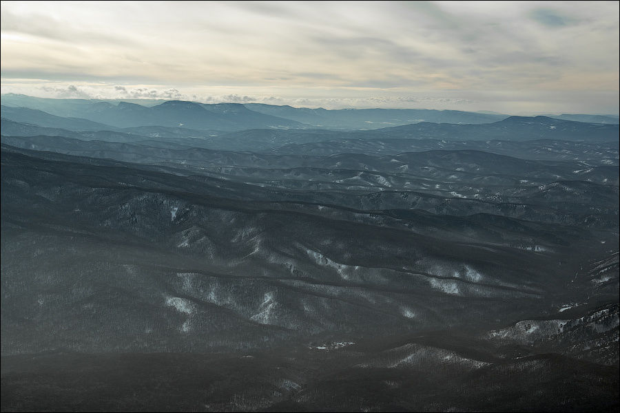 Севернее – густой заповедный лес, покрывающий легко узнаваемые отсюда хребет Конёк, горы Чёрную, Большую и Малую Чучель. Алушта, Россия