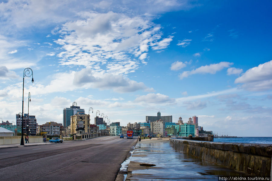 Мостовая, мокрая от волн Гавана, Куба