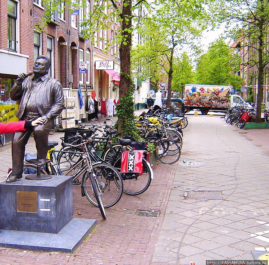 Памятник шансонье Андре Хазесу Амстердам, Нидерланды