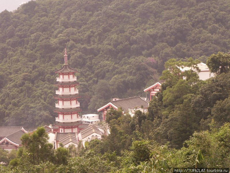 От сюда пагода видна ещё лучше Ша-Тин, Гонконг