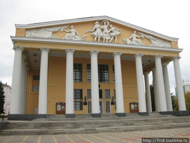 Городской театр уже советского времени Чебоксары, Россия