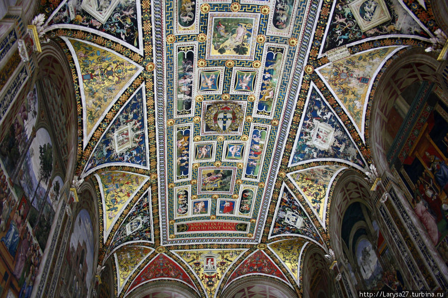 Потолок в библиотеке Пикколомини Сиена, Италия