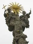 Статуя Бога: Иисус, Бог-Отец и видимо, Святой дух, изображены в такой странной статуе