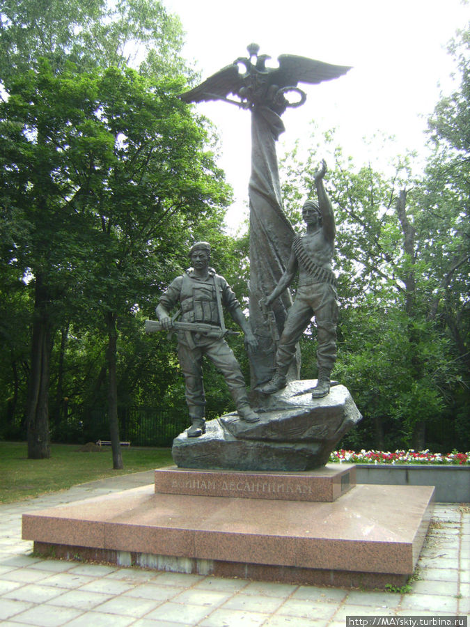 Памятник воинам-десантникам