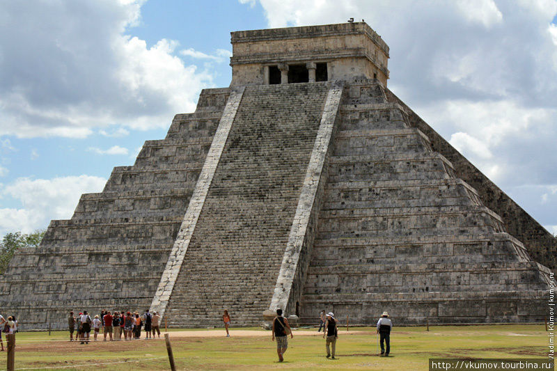 Ранее на верхушку пирамиды можно было забраться, но после нескольких падений и из-за угрозы разрушения (миллионы туристов ежегодно), вход на пирамиду был закрыт. В Мексике осталось совсем не много пирамид на которое ещё можно забраться. Чичен-Ица город майя, Мексика