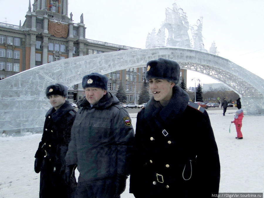 Городок охраняется полицейскими в красивой форме, напоминающей форму милиционеров то ли 30-х, то ли 50-х годов прошлого столетия. Даже они радуются как дети. Наверное, ночью, когда все расходятся, катаются с горок... Екатеринбург, Россия