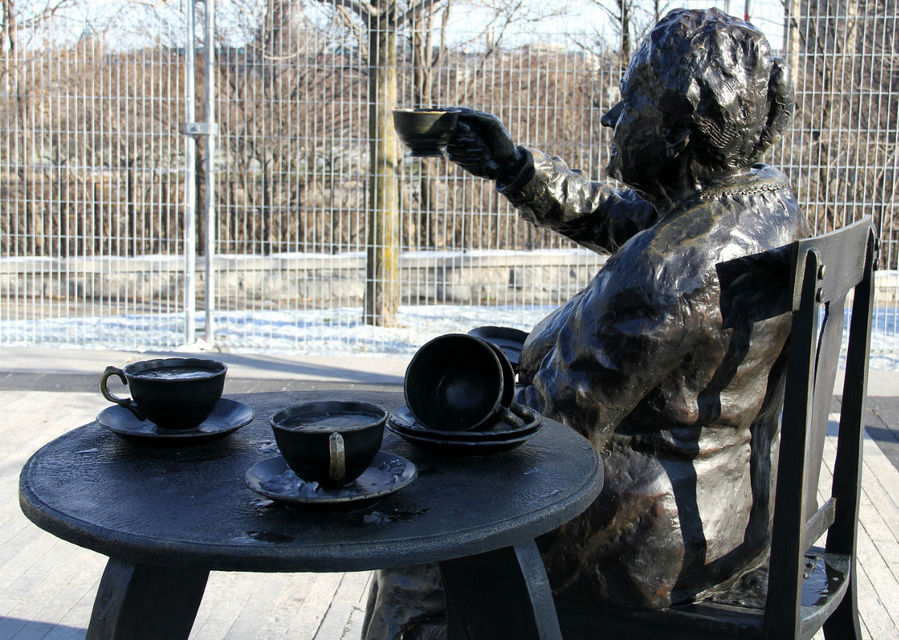 24 апреля 1928 года Верховный суд Канады единогласно решил, что женщины не являются «личностями» («лицами») в смысле данного закона. Последняя строка решения гласила: «В том смысле, что „Могут ли женщины назначаться в Сенат Канады?“, ответ на вопрос является отрицательным». Решение было отменено Судебным комитетом Тайного совета Великобритании. Дело получило огласку под названием «Дело о личностях» (Persons Case). Оно сыграло важную роль в утверждении прав женщин в Канаде.
Сенат Канады уже в то время играл незначительную роль (он был местом почётной отставки для престарелых политиков), и ни одна из пятерых не была избрана в Сенат; тем не менее, дело сыграло важную роль в повышении социального статуса женщин в стране и в утверждении в канадском законодательстве доктрины «живого дерева». 24 апреля 1928 года Верховный суд Канады единогласно решил, что женщины не являются «личностями» («лицами») в смысле данного закона. Последняя строка решения гласила: «В том смысле, что „Могут ли женщины назначаться в Сенат Канады?“, ответ на вопрос является отрицательным». Решение было отменено Судебным комитетом Тайного совета Великобритании. Дело получило огласку под названием «Дело о личностях» (Persons Case). Оно сыграло важную роль в утверждении прав женщин в Канаде.
Сенат Канады уже в то время играл незначительную роль (он был местом почётной отставки для престарелых политиков), и ни одна из пятерых не была избрана в Сенат; тем не менее, дело сыграло важную роль в повышении социального статуса женщин в стране и в утверждении в канадском законодательстве доктрины «живого дерева».