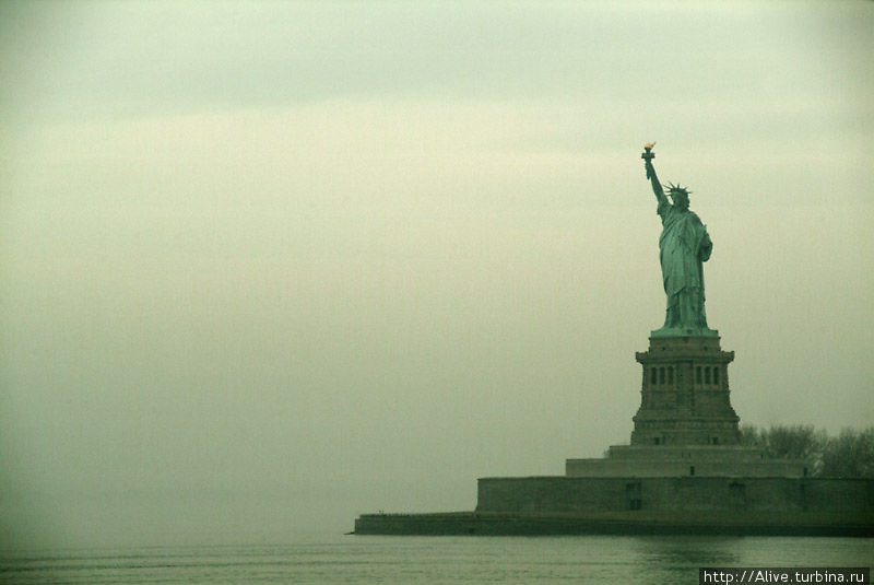 Маяк Свободы виден даже в тумане Нью-Йорк, CША