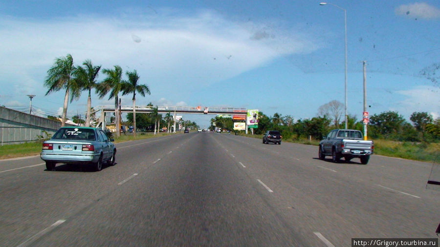 Пешеходные переходы частично решают проблему перебежчиков Ла-Романа, Доминиканская Республика