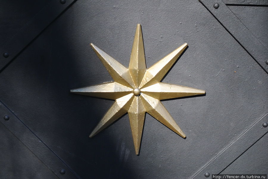 Золотая звезда на воротах Чешски-Штернберк, Чехия