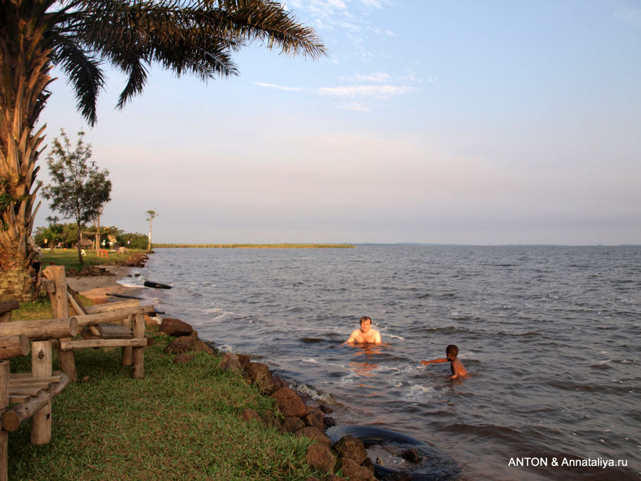 Купание в озере Набугабо Купание в озере Набугабо