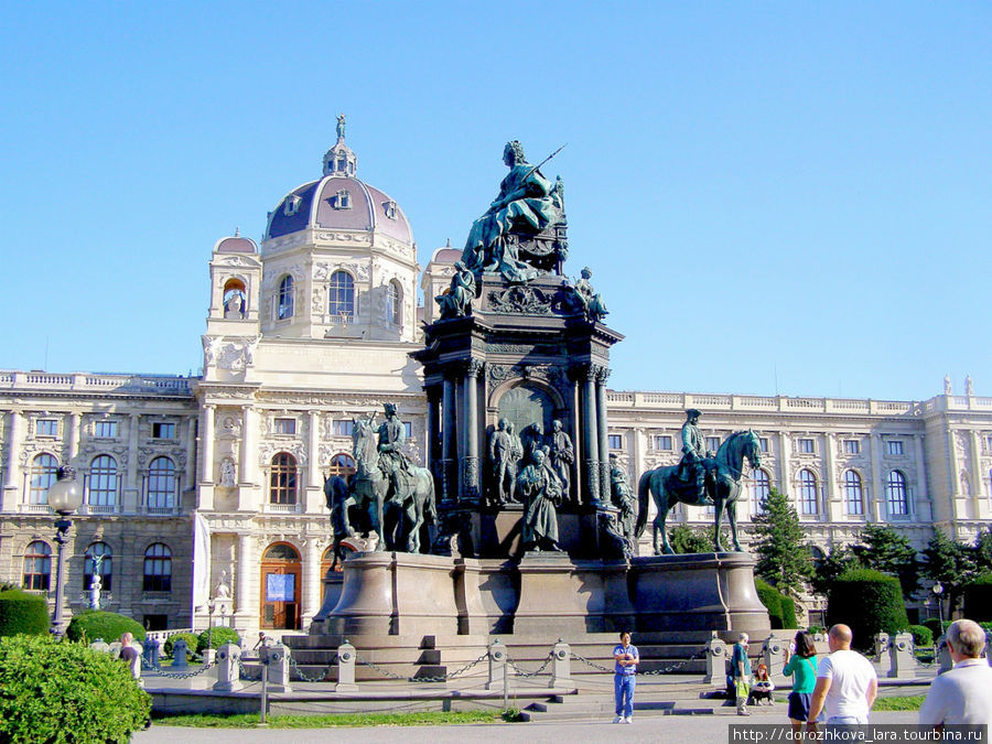 Памятник Марии-Терезии.  Памятник изваян в 1874-78 годах скульптором Каспаром Цумбошем. Вена, Австрия