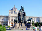 Памятник Марии-Терезии.  Памятник изваян в 1874-78 годах скульптором Каспаром Цумбошем.