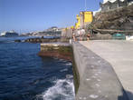 Последний день на Мадейре. Утро. Городской пляж Фуншала. В порту стоит круизный лайнер, та самая Коста Конкордия, которая затонула в январе 2012 у берегов Италии. Снято на телефон.