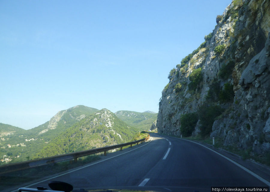 Пока еще вдоль дороги ограждения, но так не везде Будва, Черногория