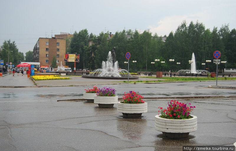 Театральная площадь с фонтанами и скамейками. А!Еще есть бесплатный wifi ) Сыктывкар, Россия