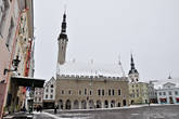 Таллинская ратуша стоит на одноименной Ратушной площади. Интересный факт, что Таллин стал называться Таллином только с 1919 года. До этого же времени он звался Ревелем. И в ратуше располагалось городское управление средневекового Ревеля.