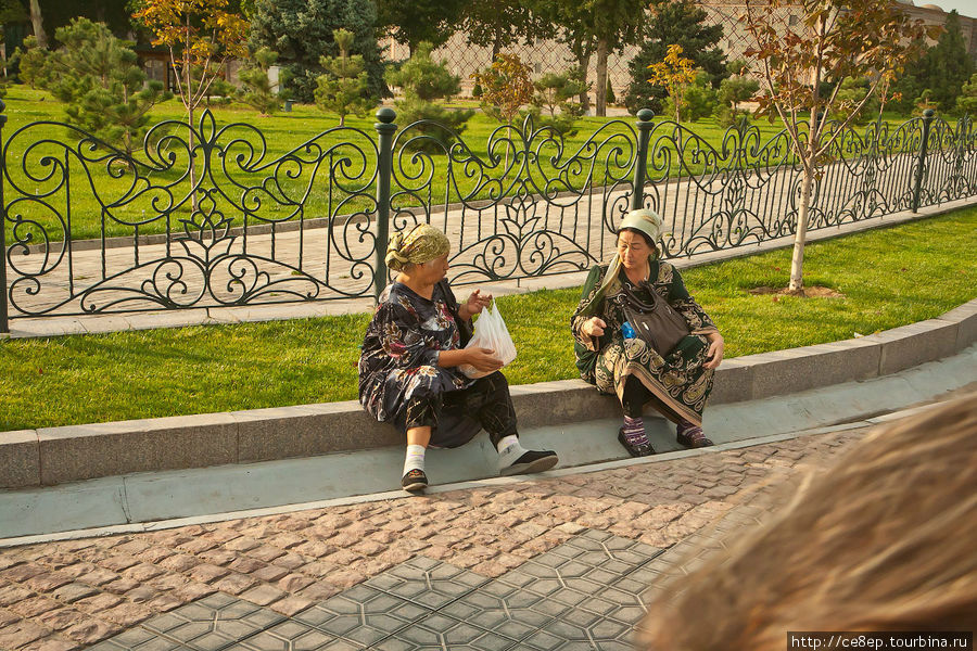 Два старушки беседуют на краю арыка Самарканд, Узбекистан