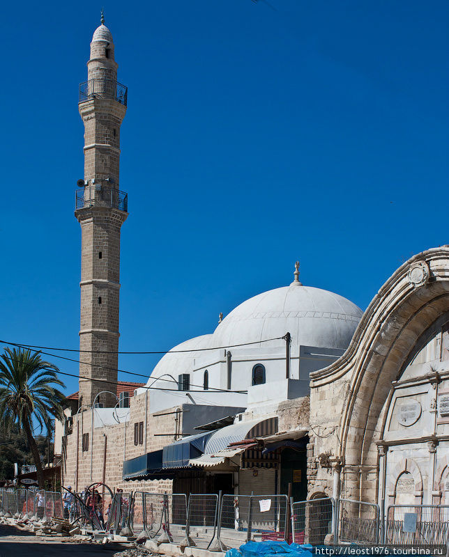 Мечеть Махмудия, главная мечеть Яффо. Построена губернатором Мухаммадом Абу-Набута в 1810 году. Тель-Авив, Израиль
