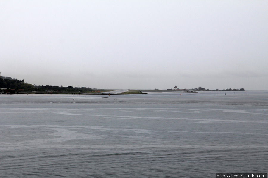 2. Аэропорт. Зима во Французской Полинезии — сезон дождей. По утрам здесь мокро и пасмурно, но к обеду тучи расходятся и выходит палящее солнце. 2. Аэропорт. Зима во Французской Полинезии — сезон дождей. По утрам здесь мокро и пасмурно, но к обеду тучи расходятся и выходит палящее солнце.