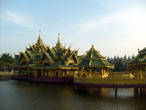 Очень необыный храм посреди озера — он состоит из нескольких, соединенных между собой мостиками, внутри каждого сидят по кругу множество монахов.