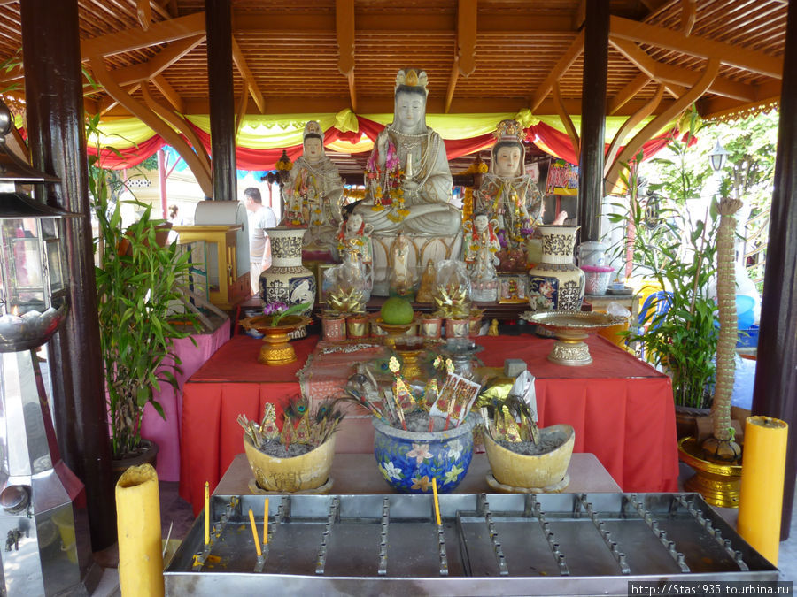 Алтарь богини Гуань Инь в храме Ват Сат Тхат Тен.