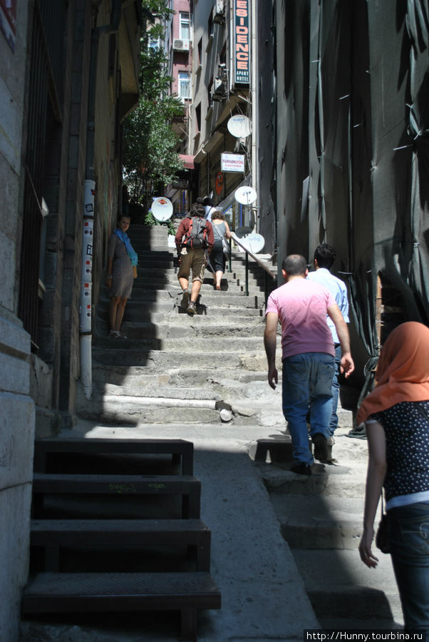 На эту улочку мы свернули руководствуясь указателем на заборе — и не ошиблись Стамбул, Турция