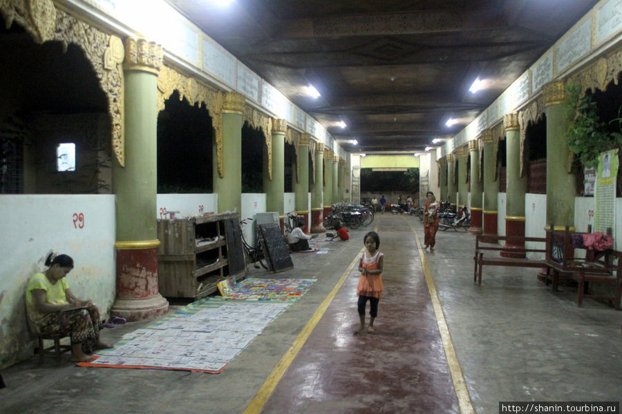 Ночью в пагоде Монива, Мьянма Ночью в пагоде Монива, Мьянма