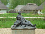 Памятник маленькому Пушкину и Арине Родионовне