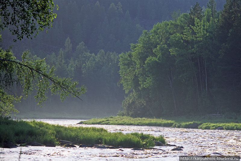 В этой части река участками представляет собой сплошной каменистый перекат. Иркутская область, Россия