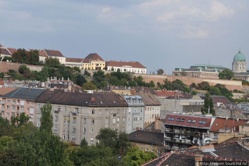 Вид из окна отеля : справа — Королевский дворец Будапешт, Венгрия