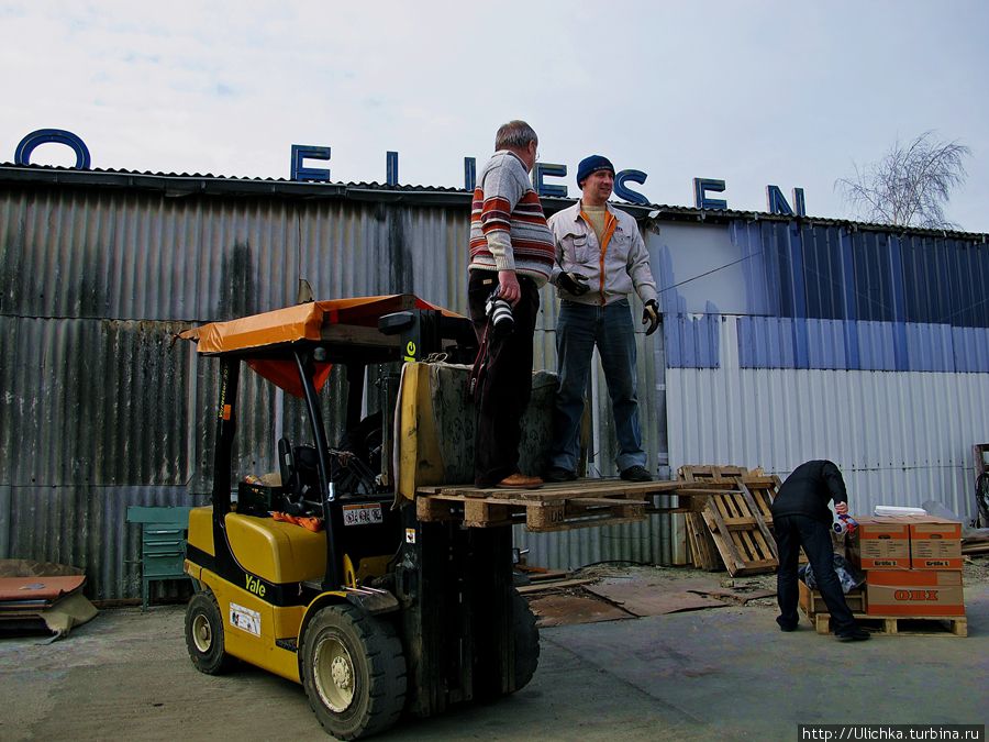 Пока паковали наши коробки,мы делали снимки Пока паковали наши коробки,мы делали снимки
