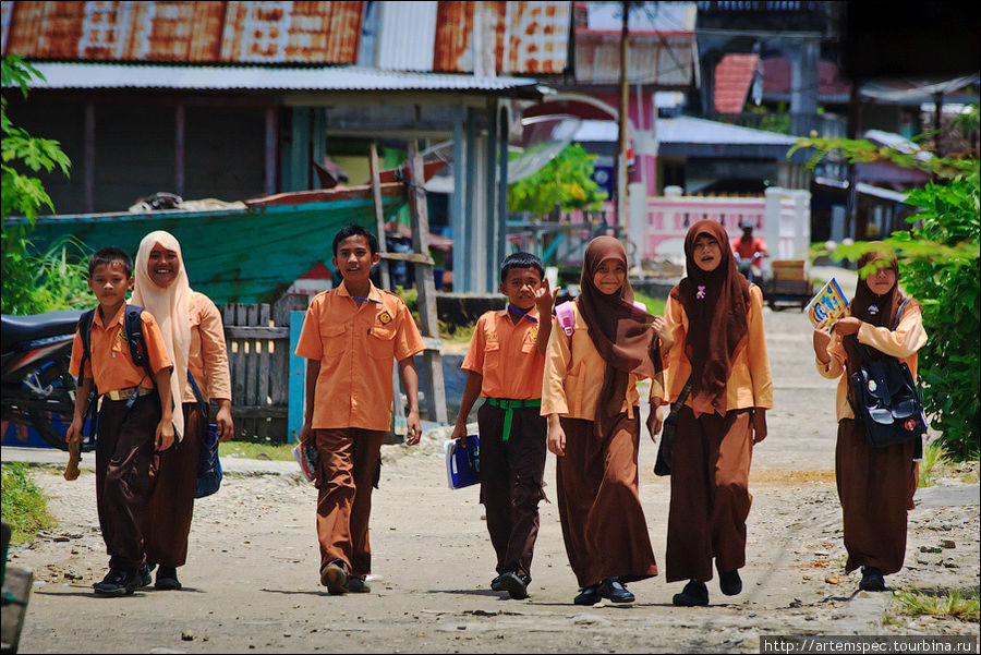 Школьники получают образование. Их опрятная форма выглядит очень симпатично. Суматра, Индонезия