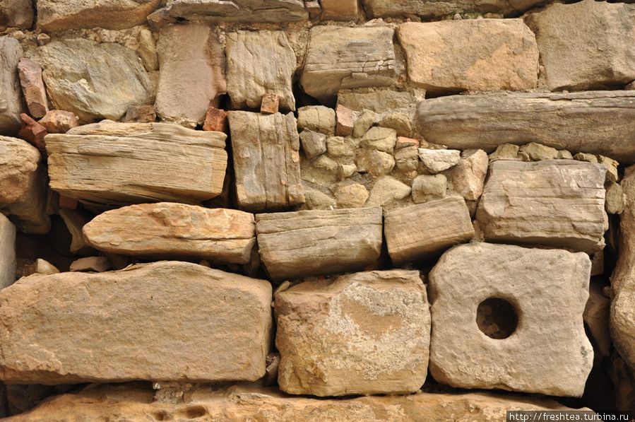 Трудно даже представить, что камням, из которых сложены  стены храма, больше 12 столетий! Мцхета, Грузия