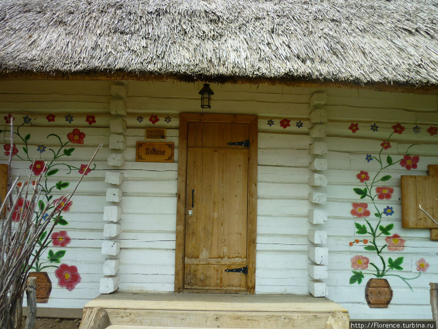 Вход в одну их гостничных хат хутора Украины