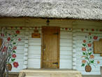 Вход в одну их гостничных хат хутора Украины