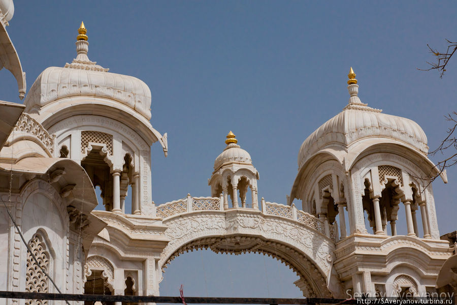 Храм Кришны-Баларамы Вриндаван, Индия