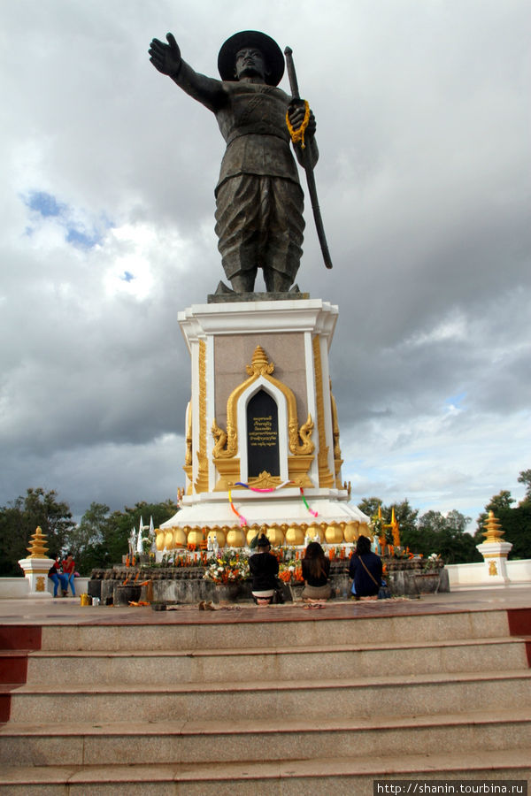 Памятник королю Сисаванг Вонгу на берегу Меконга во Вьентьяне Вьентьян, Лаос
