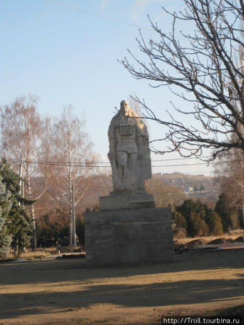 Экспрессивный памятник, по виду как среди леса, а на самом деле в центре города Сороки, Молдова