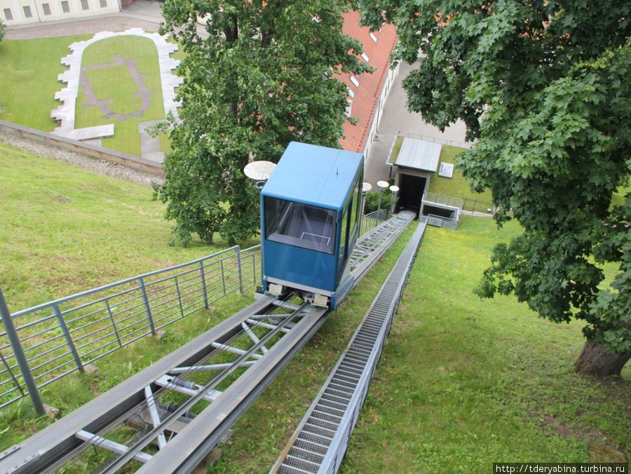 Подняться к подножью башни можно с помощью такого фуникулера-лифта... Вильнюс, Литва