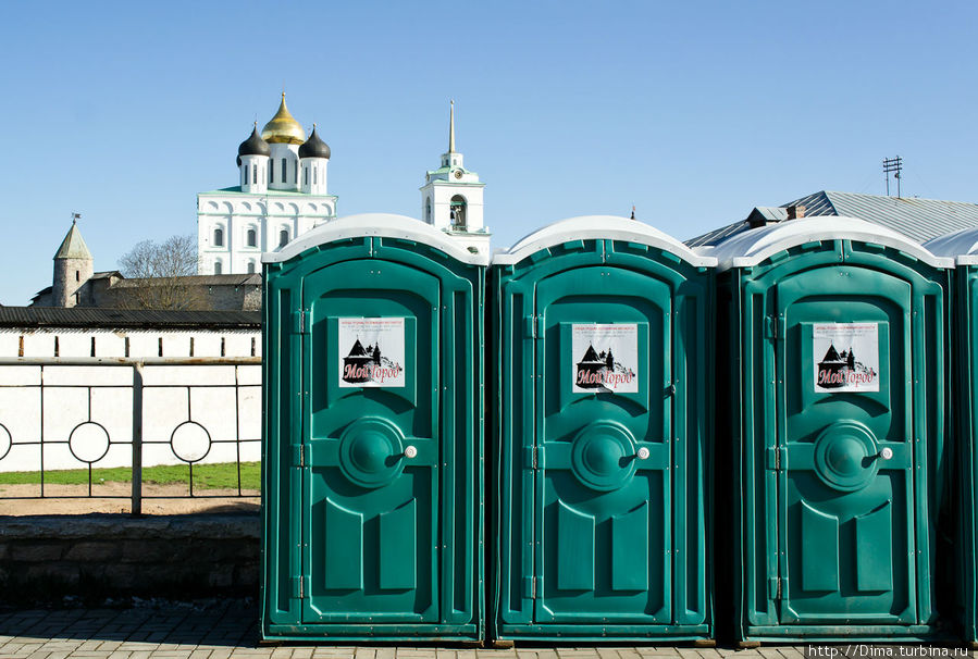 Туалеты рядом с кремлём Псков, Россия